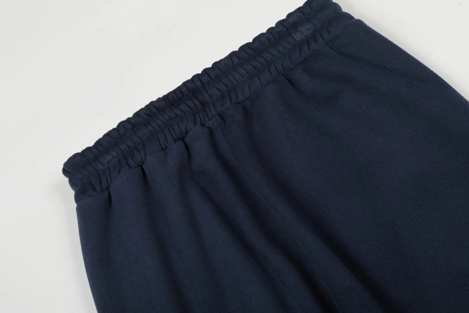 P230 Top quality" Style number: T7005# [Ralph Lauren solid color pony embroidered logo thickened velvet legged trousers] ✅Ralph Lauren Ralph Lauren classic basic versatile unisex autumn and winter velvet legged trousers ✅Pure cotton high-gram velvet thickened fabric The upper body is comfortable and warm ✅The version is restored to the original version The maximum size can be worn up to 180 pounds Loose, comfortable and stress-free ✅The upper body is simple and easy to wear ootd must-have. Good-looking clothes are never picky. A must-have in couples’ wardrobes. Size: S-XL. Color: Black, Gray, Navy Khaki.